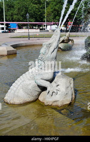 La fontaine de Neptune avec un crocodile et tortue statues construit en 1891 et a été conçu par Reinhold Begas, Berlin Banque D'Images