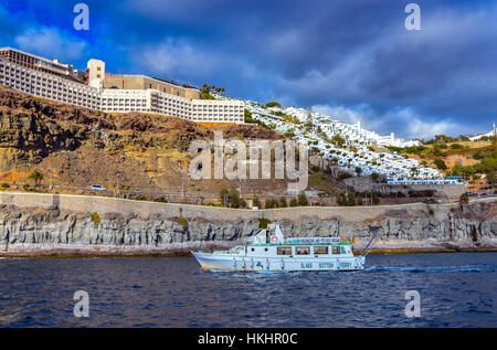 Fond de verre blanc passé à ferry hôtel complexe sur cliifs, Gran Canaria Banque D'Images