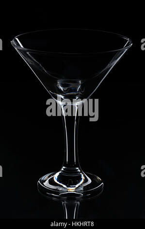 Martini vide verre isolé sur fond noir Banque D'Images