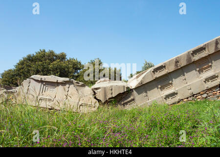 La plus grande stèle Aksumite, cassé où il est tombé, les ruines de la ville ancienne d'Axoum, site du patrimoine mondial de l'UNESCO, de l'Éthiopie Banque D'Images