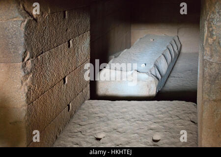 Coffin dans les ruines de la ville ancienne d'Axoum, site du patrimoine mondial de l'UNESCO, de l'Éthiopie Banque D'Images