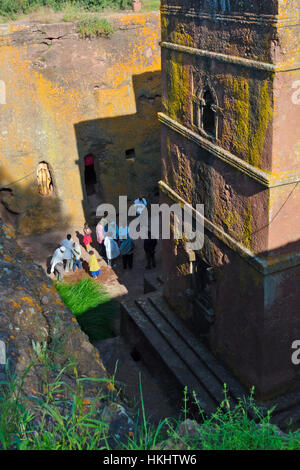 Pèlerins à Biete Ghiorgis (House of St George), une des églises rupestres rock à Lalibela (site du patrimoine mondial de l'UNESCO), de l'Éthiopie Banque D'Images