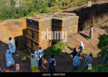 Pèlerins à Biete Ghiorgis (House of St George), une des églises rupestres rock à Lalibela (site du patrimoine mondial de l'UNESCO), de l'Éthiopie Banque D'Images