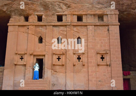 Femme à Biete Amanuel (Maison de l'Emmanuel), une des églises rupestres rock à Lalibela (site du patrimoine mondial de l'UNESCO), de l'Éthiopie Banque D'Images