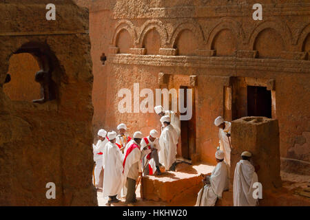 Pèlerins célébrant à la rock Festival Meskel églises rupestres de Lalibela, Ethiopie Banque D'Images