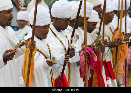 Pèlerins célébrant Festival Meskel, Lalibela, Éthiopie Banque D'Images