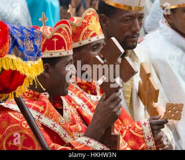 Pèlerins célébrant Festival Meskel, Lalibela, Éthiopie Banque D'Images