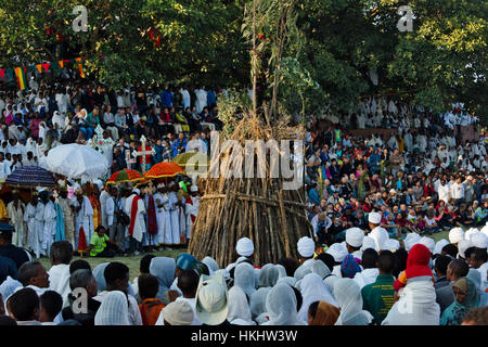 Feu d'éclairage pèlerins célébrant Festival Meskel, Lalibela, Éthiopie Banque D'Images