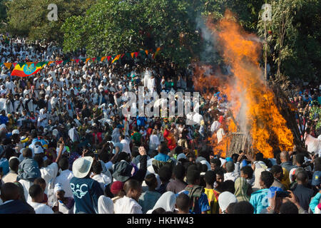 Feu d'éclairage pèlerins célébrant Festival Meskel, Lalibela, Éthiopie Banque D'Images