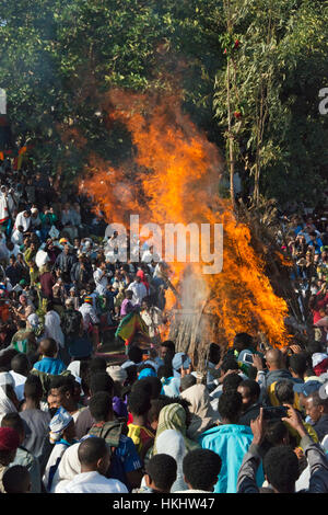 Feu d'éclairage pèlerins célébrant Festival Meskel, Lalibela, Éthiopie Banque D'Images