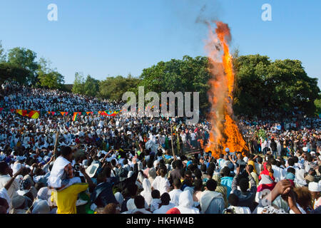 Feu d'éclairage pèlerins célébrant Festival Meskel, Lalibela, Éthiopie Banque D'Images