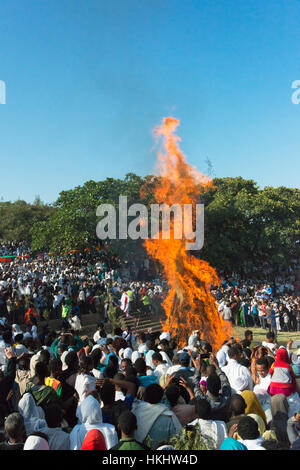 Feu d'éclairage pèlerins célébrant Festival Meskel, Lalibela, Éthiopie Banque D'Images