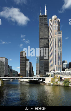 Rivière de Chicago et de la Willis Tower Banque D'Images