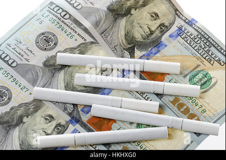 Les cigarettes en haut dollars isolated on white Banque D'Images
