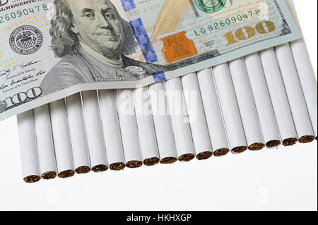 Les cigarettes et l'argent dollars bill isolated on white Banque D'Images