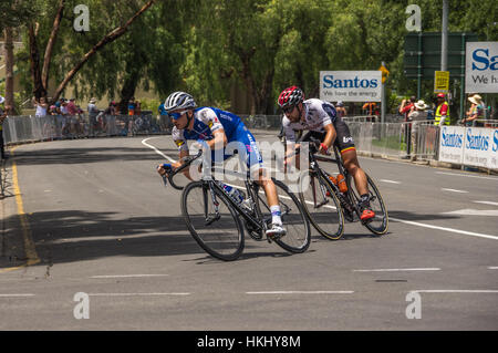 La dernière étape du Tour Down Under courses autour du circuit de la rue Adelaide central Banque D'Images