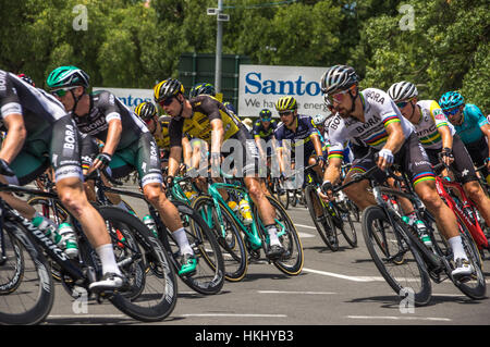 La dernière étape du Tour Down Under courses autour du circuit de la rue Adelaide central Banque D'Images