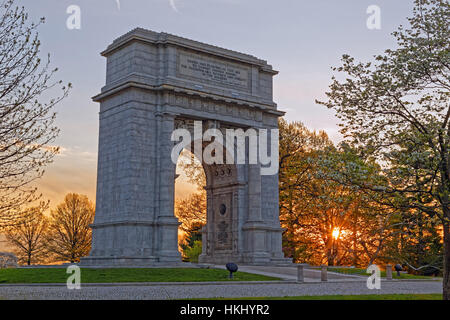 Lever du soleil au printemps National Memorial Arch dans Valley Forge National Historical Park, New Jersey, USA. Banque D'Images