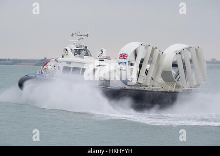 Prendre l'aéroglisseur pied passagers entre Portsmouth et l'île de Wight, Royaume-Uni Banque D'Images