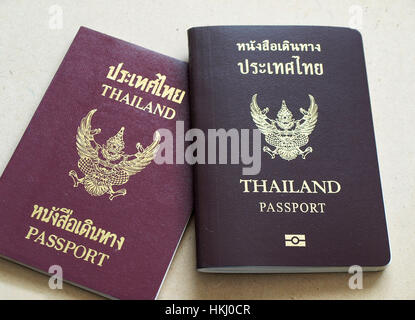 Deux passeports en Thaïlande, nouveau passeport est au-dessus de l'ancien passeport. Banque D'Images