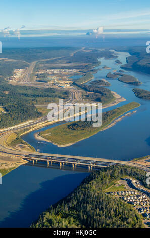 Cette vue aérienne montre la ville de fort McMurray en Alberta et la rivière Athabasca avec les mines de production régionales de sables bitumineux vues dans la région de Far dis... Banque D'Images