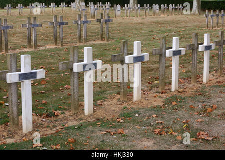 Cimetière militaire français comprenant 990 soldats dans quatre ossuaires. Banque D'Images