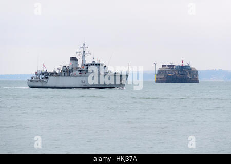 Le HMS Cattistock (M31) de la Marine royale contre les mines de classe Hunt passe navire fort sur l'eau de mer Solent entre Portsmouth et l'île de Wight, Royaume-Uni Banque D'Images