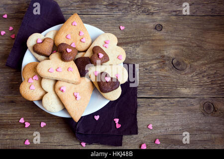 Les cookies en forme de coeur sur fond de bois rustique pour la Saint-Valentin - fête des buiscuits pâtisserie cookies, valentine love concept Banque D'Images