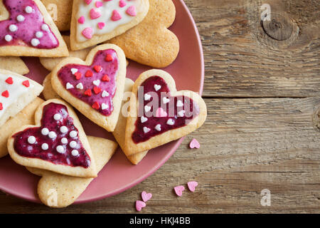 Les cookies en forme de coeur glacé pour la Saint-Valentin - délicieuses pâtisseries biologiques naturels faits à la pâte, avec l'amour pour la Saint-Valentin, l'amour concept Banque D'Images