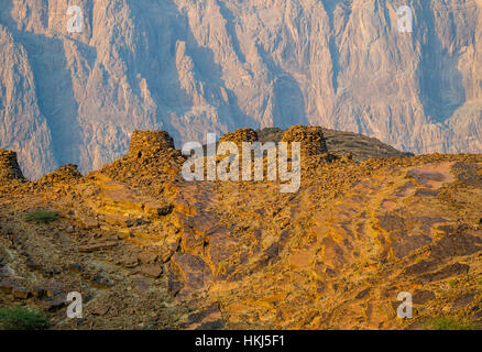 Site archéologique d'Al-Ayn, Tombes Ruche, Jabal Misht montagnes à dos, Al Hajar Al Dhahirah, Montagnes, Région de l'Oman Banque D'Images