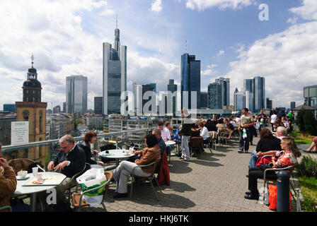 Frankfurt am Main : La vue de Kaufhof au centre-ville avec les immeubles de grande hauteur des banques et la Katharinenkirche, Zeil, Hesse, Hesse, Germa Banque D'Images