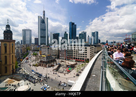 Frankfurt am Main : La vue de Kaufhof au centre-ville avec les immeubles de grande hauteur des banques et la Katharinenkirche, Zeil, Hesse, Hesse, Germa Banque D'Images