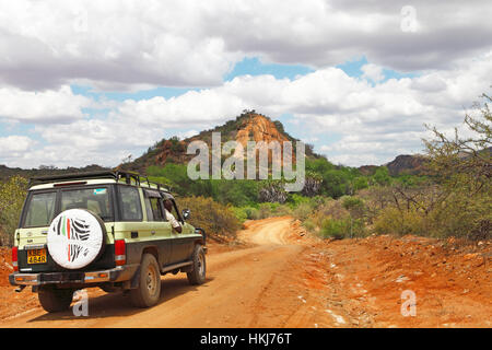 SUV dans le parc national de Tsavo Ouest, comté de Taita-Taveta, Kenya Banque D'Images