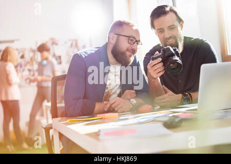 Les professionnels de la conception photographe avec appareil photo reflex in office Banque D'Images