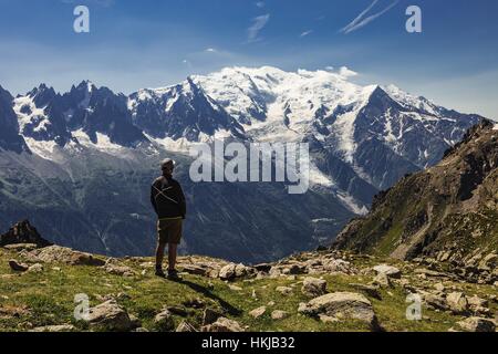 L'homme en regardant les montagnes. À tout droit au Mont Blanc dans les Alpes. Banque D'Images