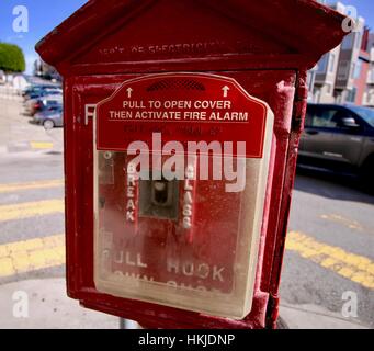 San Francisco rouge vif d'alarme incendie rue Close up detail montrant instructions en Braille Banque D'Images