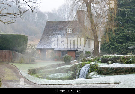 Village lâche, Maidstone, Kent, UK. Météo - janvier matin Givre dur dans le jardin d'une maison avec étang et ruisseau Banque D'Images