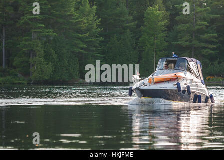 31 juillet 2010 - Campbellford, Ontario, Canada - bateaux à moteur et des bateaux de pêche font leur chemin le long de la voie navigable dans l'Est de l'Ontario. Banque D'Images