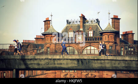 Les gens sur la passerelle pour piétons à St George's Mansions au Charing Cross et Sauchiehall Street Glasgow Banque D'Images