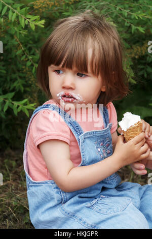 Cute girl mangent des glaces de mains Banque D'Images