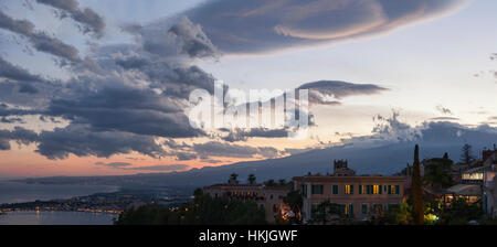 Vue panoramique sur Taormina et Giardini Naxos en direction de l'Etna au coucher du soleil Banque D'Images