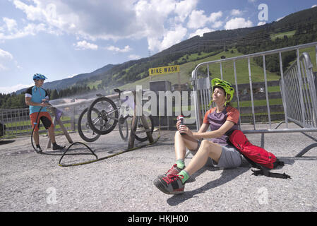 Les vététistes se détendre après biketour et son ami le nettoyage des vélos, Zillertal, Tyrol, Autriche Banque D'Images