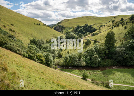 Beau paysage près de Milldale dans le parc national de Peak District. Les pentes abruptes de Dovedale sur une journée d'été. Banque D'Images