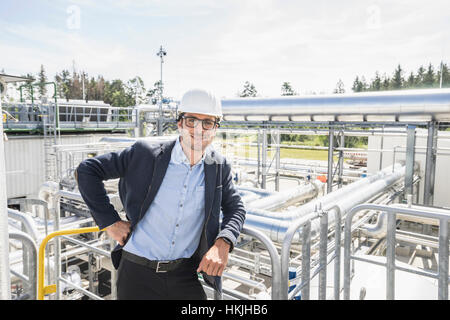 Portrait d'un ingénieur debout à l'énergie géothermique, Bavière, Allemagne Banque D'Images