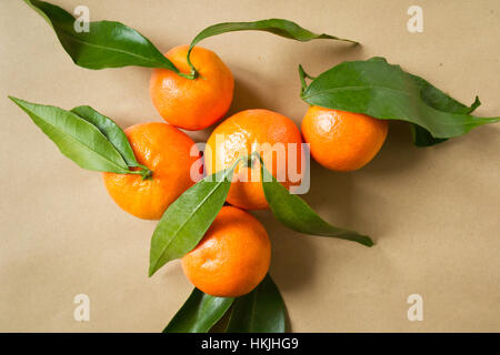 Belles mandarines sur le papier d'emballage Banque D'Images