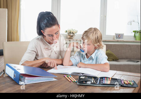 Femme d'aider son fils avec ses devoirs, Bavière, Allemagne Banque D'Images