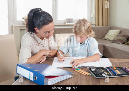 Femme d'aider son fils avec ses devoirs, Bavière, Allemagne Banque D'Images