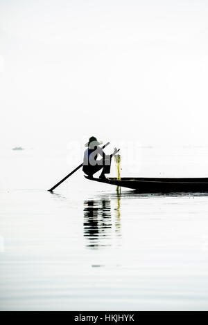 Un pêcheur de la tribu ethnie Intha pêche sur le lac Inle dans l'Etat Shan, Myanmar (anciennement la Birmanie) Banque D'Images