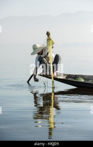 Un pêcheur de la tribu ethnie Intha pêche sur le lac Inle dans l'Etat Shan, Myanmar (anciennement la Birmanie) Banque D'Images