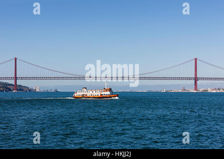 Pont sur rivière, 25 avril Bridge, Tage, Lisbonne, Portugal Banque D'Images